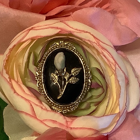 Black Cameo Brooch Jewelry - Orrnate Cameo Brooch with Black Frame and Tulip Flower